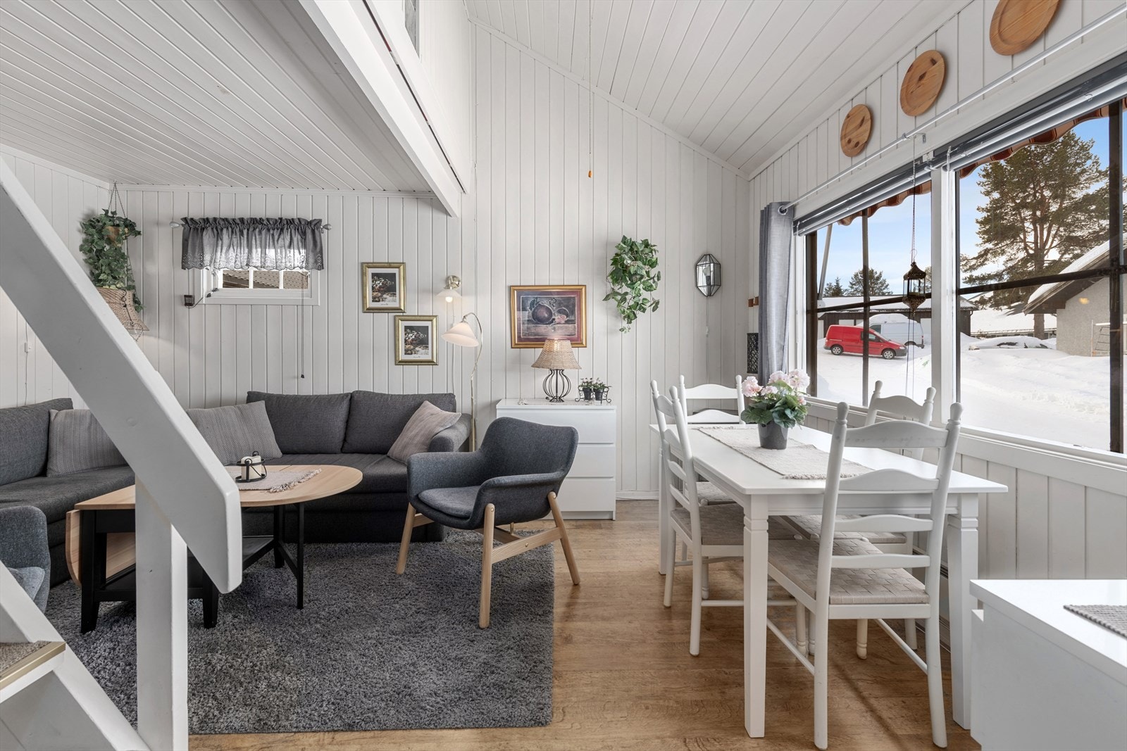 Stuen er lys og åpen med delvis raustet tak. Store vinduer gir godt med lysinnslipp. Galleribilde