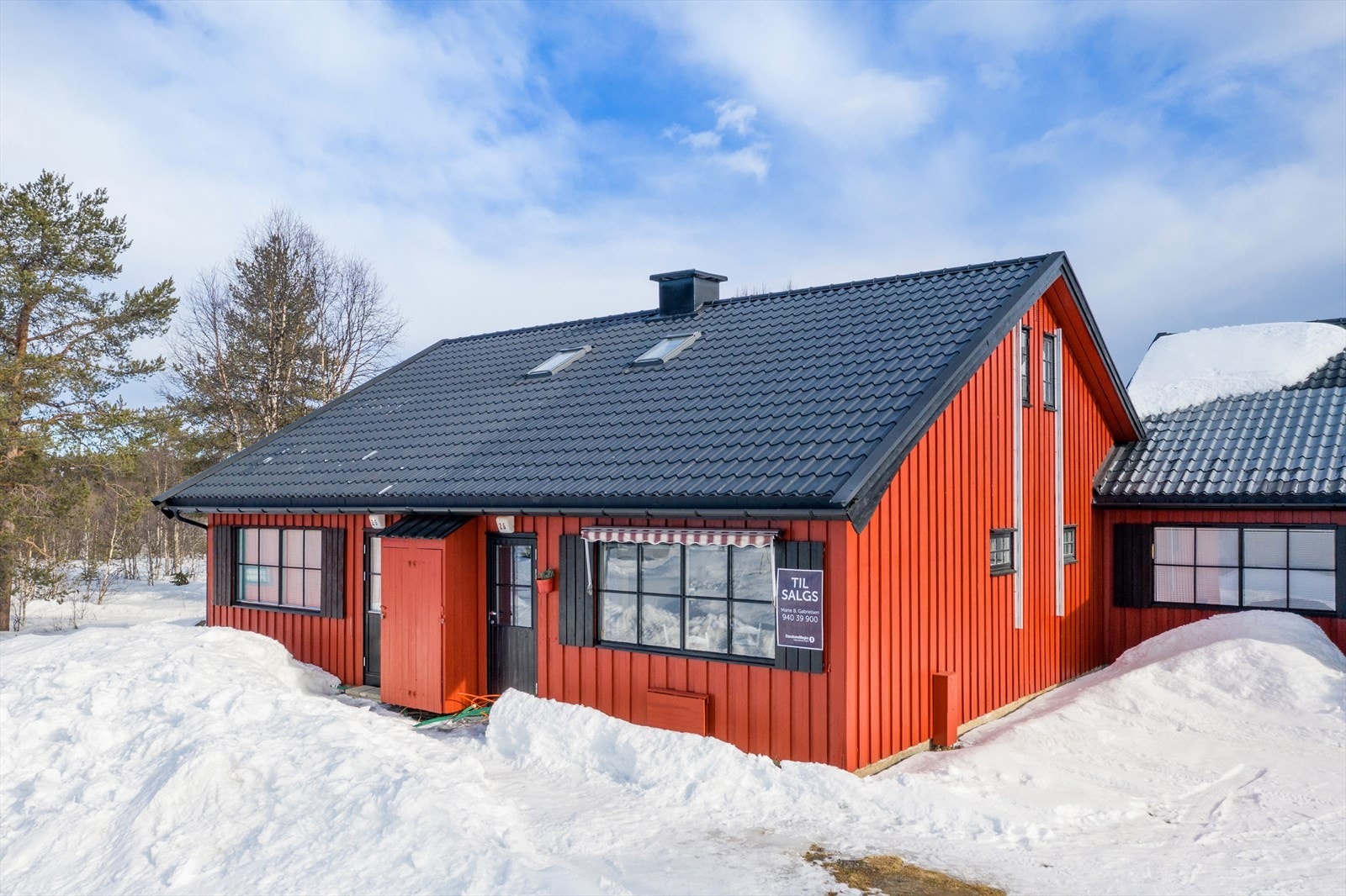 Leiligheten er en av fire i en kjedet rekke. Foran leiligheten er det rom for en koselig uteplass. Tilgang til en liten utebod. Galleribilde