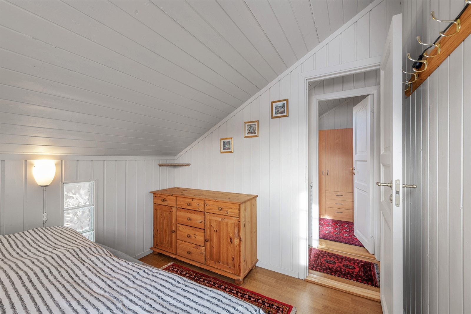 Her er det også innbygget glassbyggerstein i veggen for ekstra lysinnslipp. Galleribilde