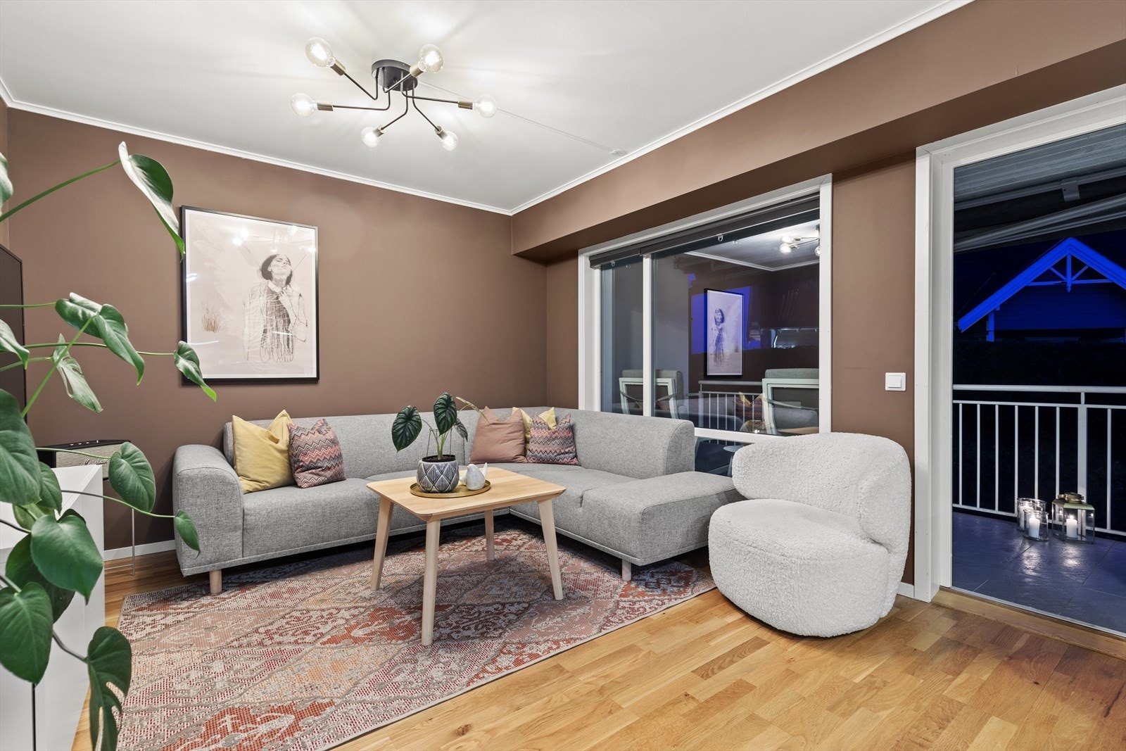 I stuen er det plass til sofagruppe, media-møblement og stuebord. Galleribilde