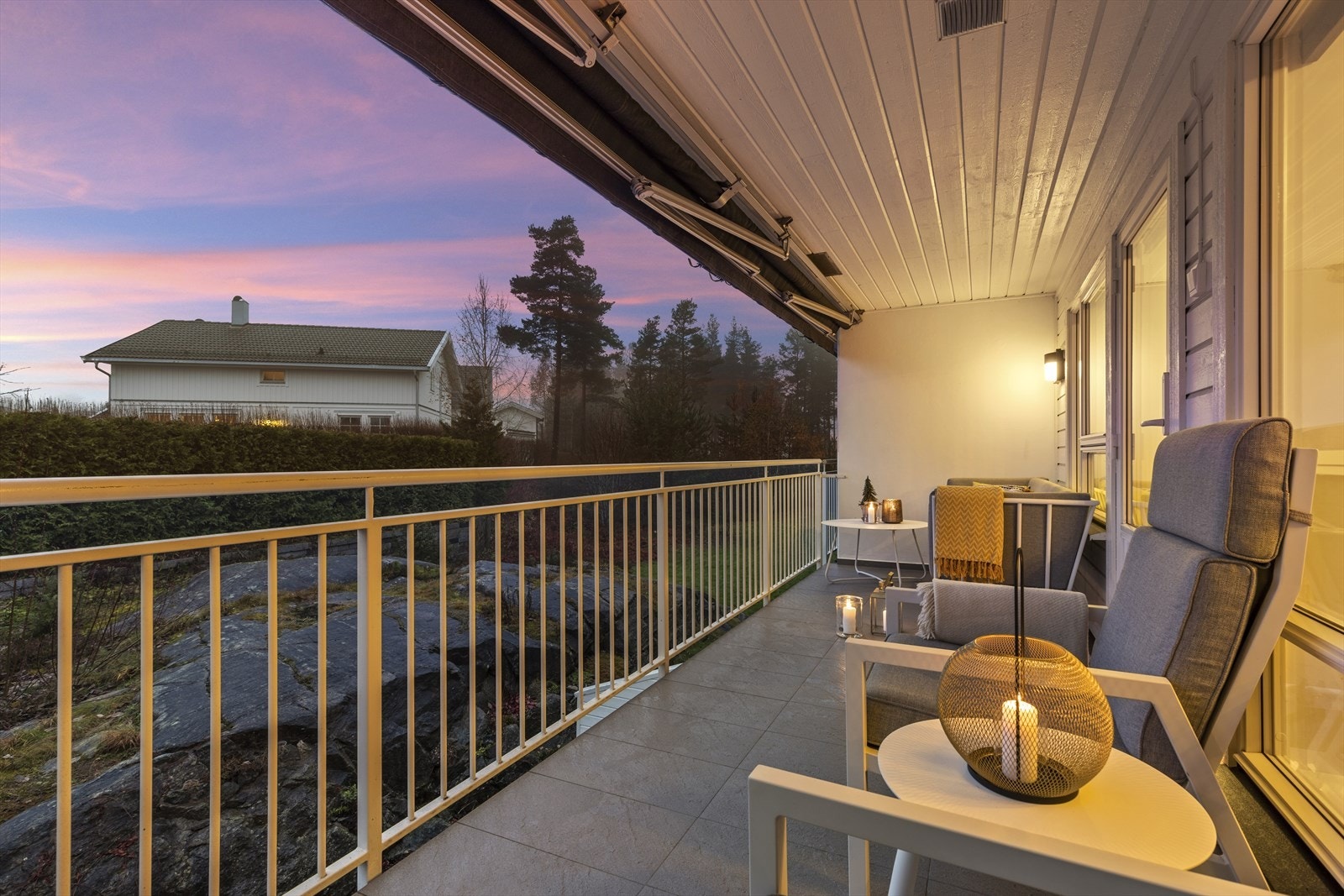 Utgang fra stue til overbygd balkong på 12,2kvm vendt mot sørvest. Galleribilde