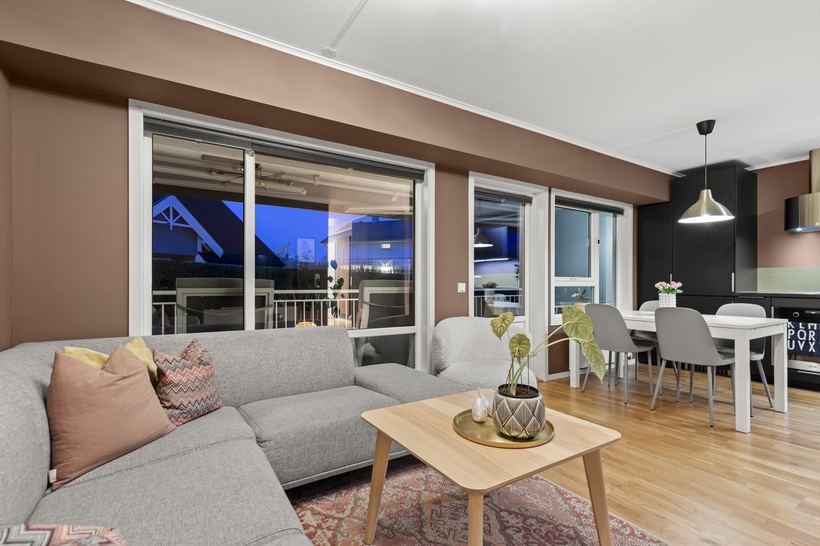 Lun og behagelig stue i kombinasjon med kjøkken. Stuen har fine vindusflater og utgang til balkong og her er det gode lysforhold Galleribilde