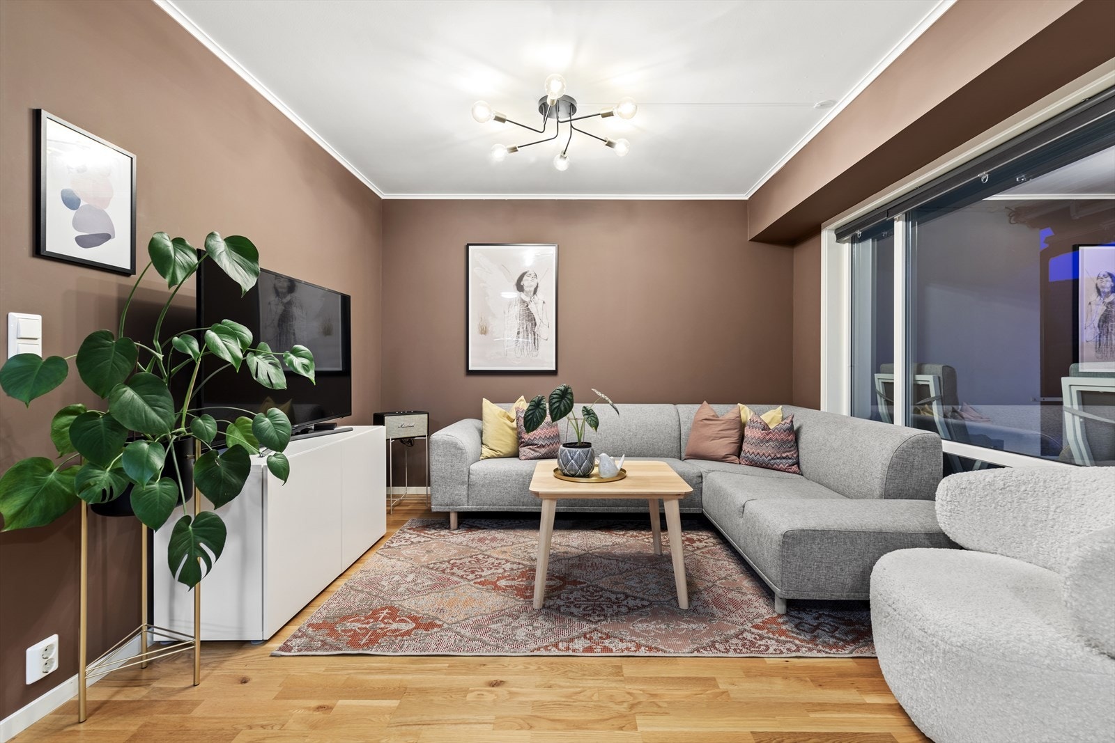 Et naturlig sosialt samlingspunkt utsmykket med veggflater i en moderne og tidløs farge. Galleribilde