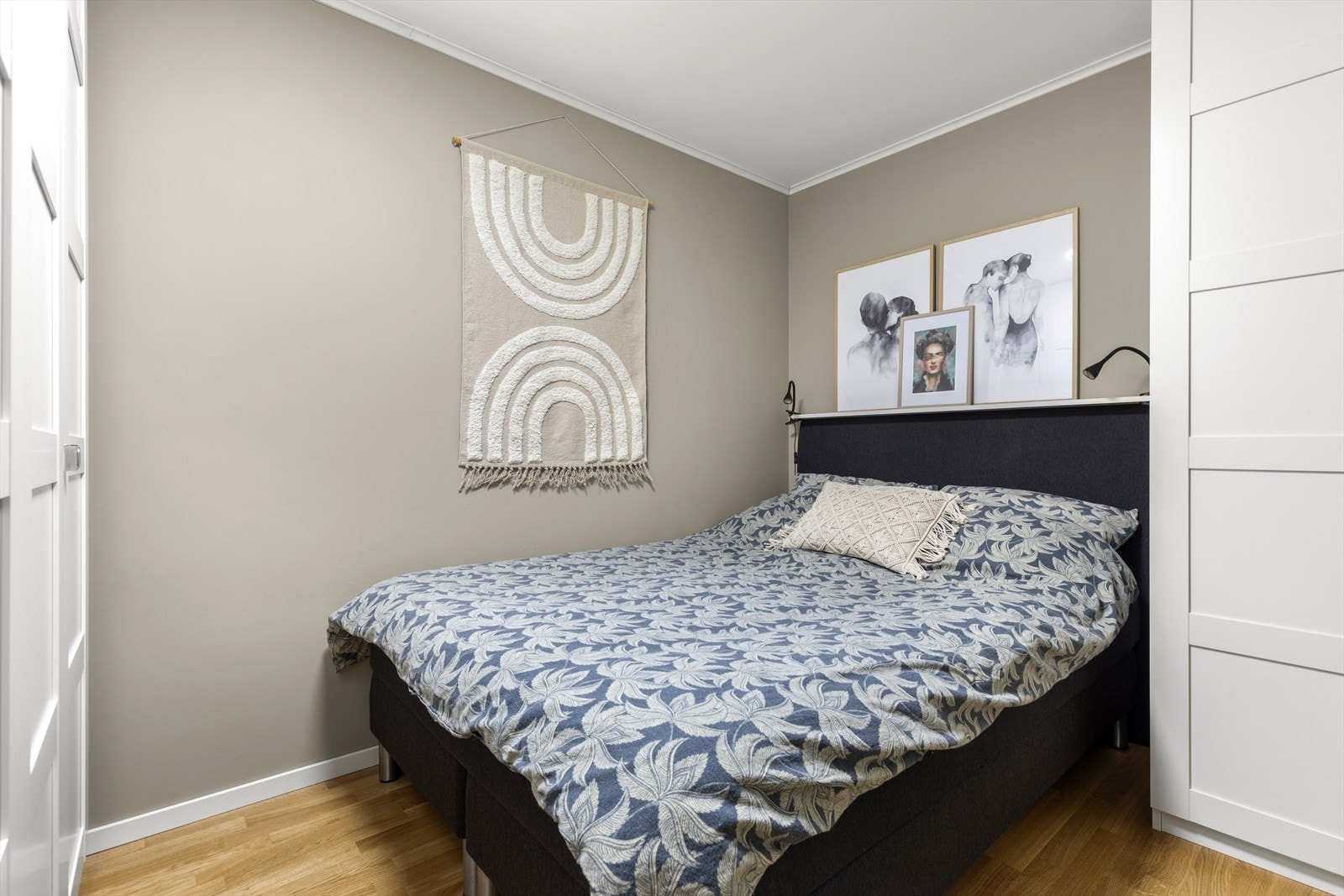 Her er det i tillegg plass til garderobeskap, eller annen innredning. Galleribilde