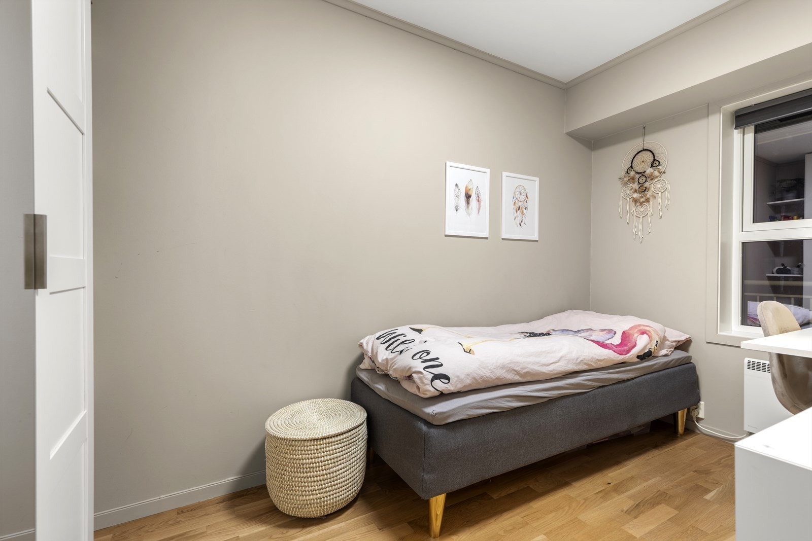 Soverom II er innbydende og har plass til dobbel og tilhørende nattbord mm. Galleribilde