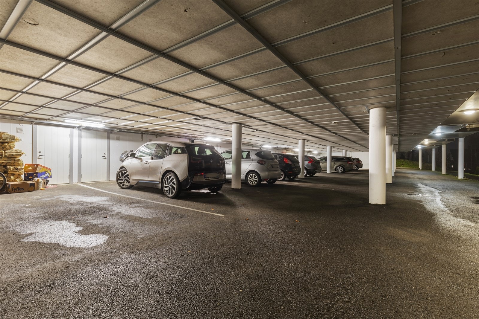 Parkering i carport og bod i tilknytning til parkeringsplassen. Galleribilde