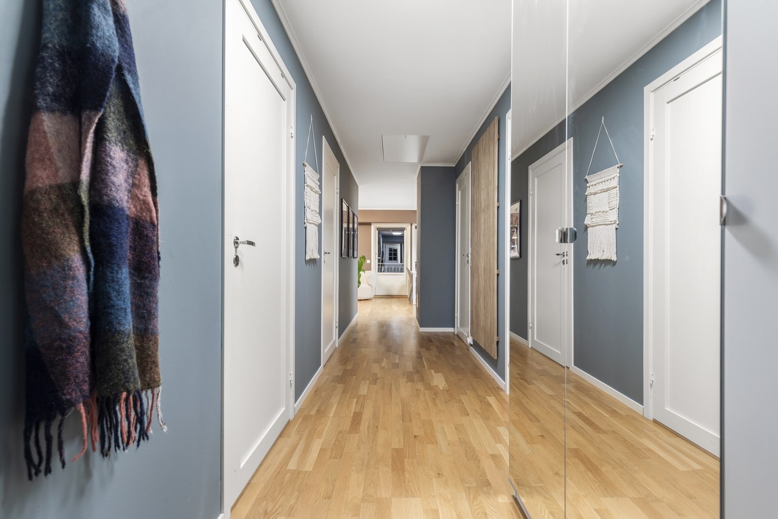 Her er det plass til komplementerende garderobeskap og øvrig dekorasjon. Galleribilde