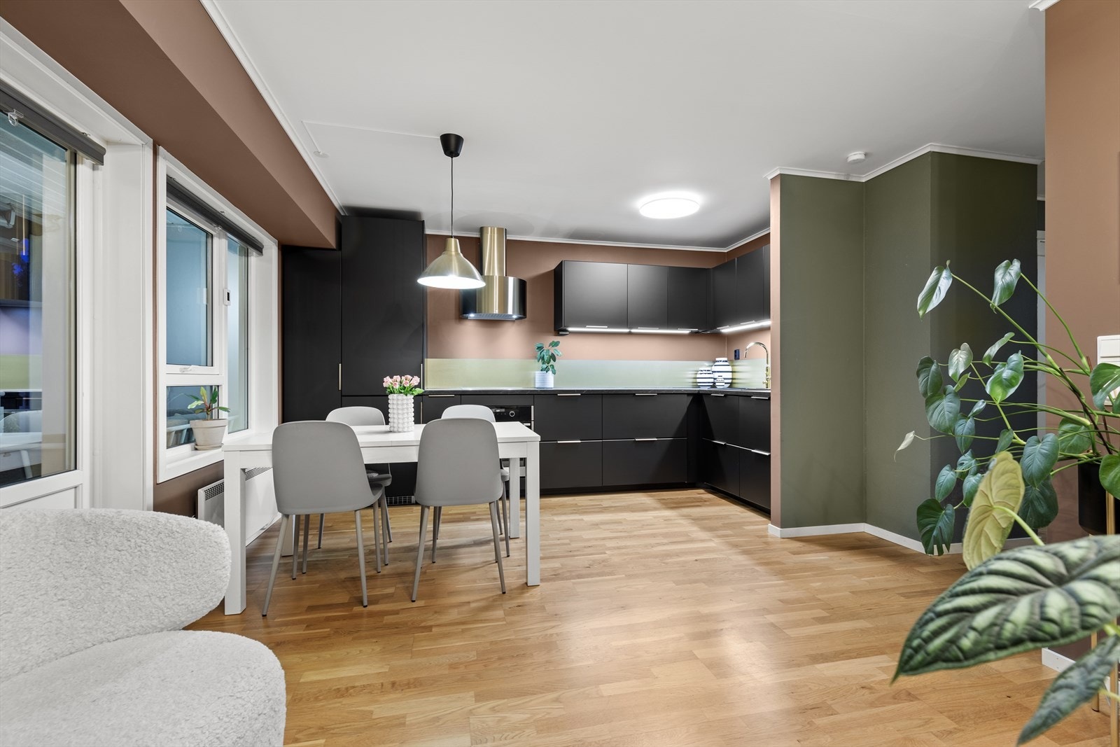 Med åpen løsning mot stuen blir kjøkkenet en sosial avdeling, også under matlagingen. Galleribilde