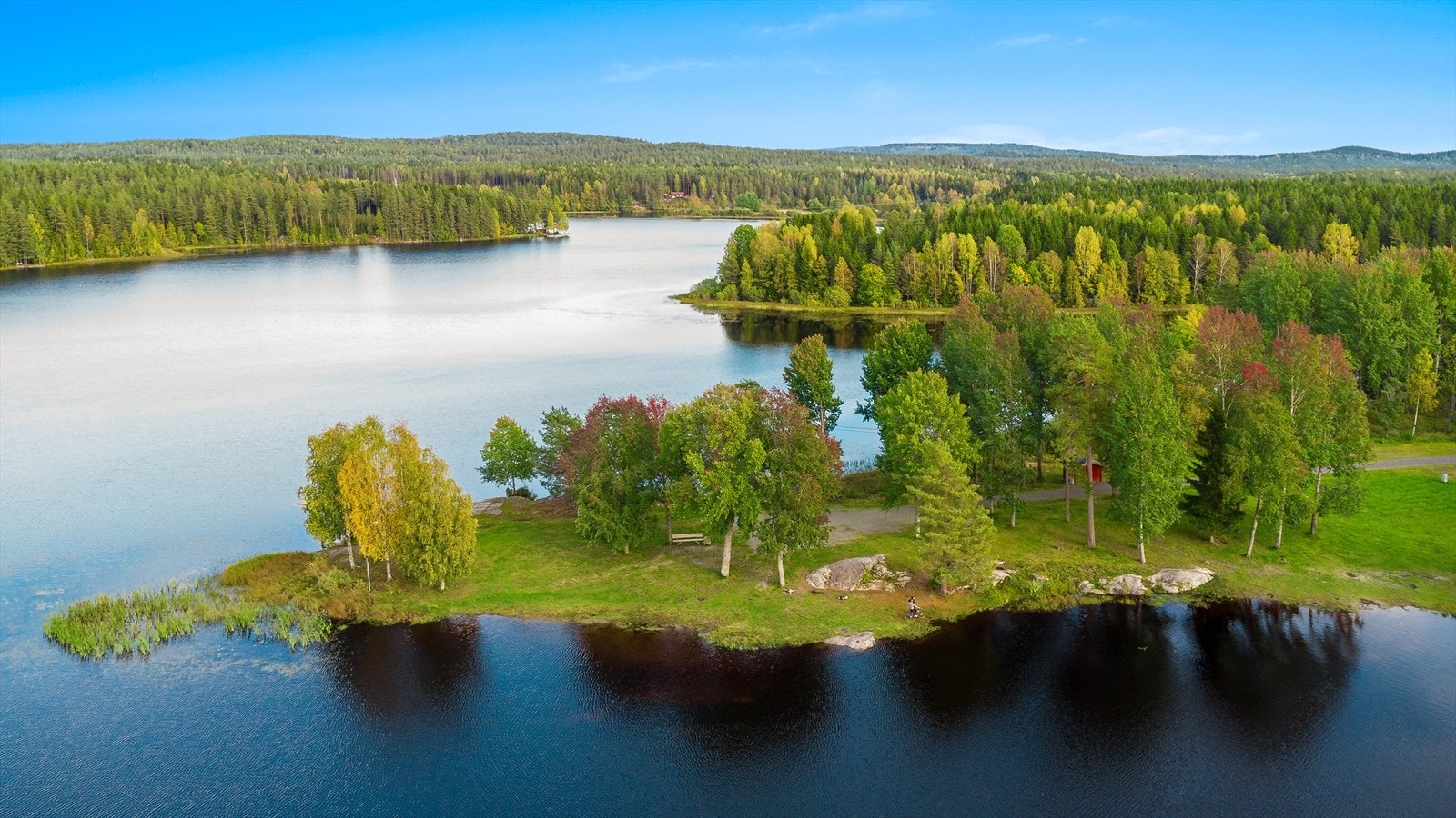 Det er flotte rekreasjonsområder i Fet og på Romerike med blant annet Glomma/Fetsund Lenser med muligheter for bading/båtliv/fisking. Varsjøen, Hvaltjern like i nærheten og Tientjern i Garderåsen har også flotte bademuligheter. Galleribilde