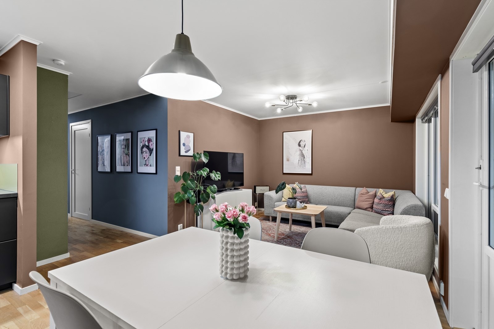 Fin plass til spisebord i overgangen mellom kjøkken og stue. Galleribilde