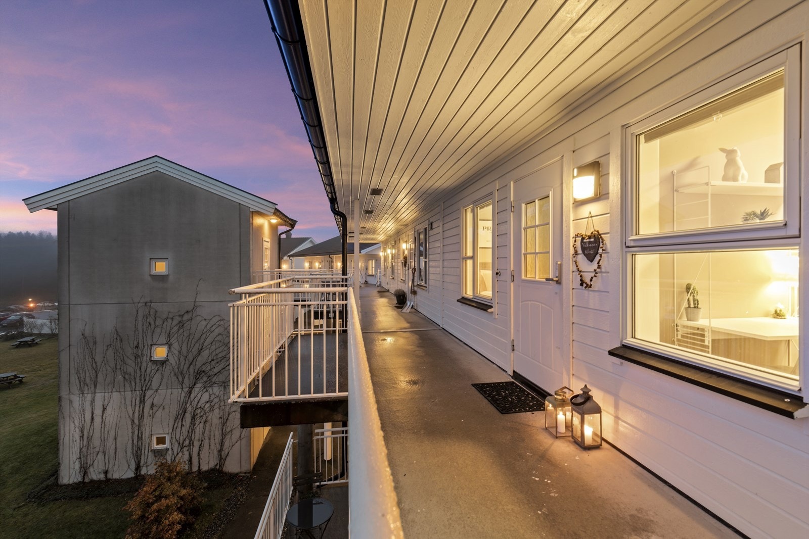 Leiligheten har adkomst via svalgang med mulighet for sittemøblement. Galleribilde