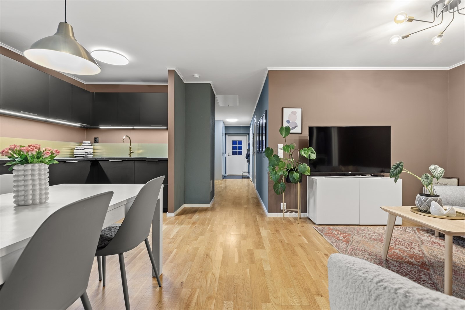 Planløsningen er god og gjennomgående og består av to gode soverom, lys og åpen stue-/kjøkkenløsning, og flislagt bad. Galleribilde