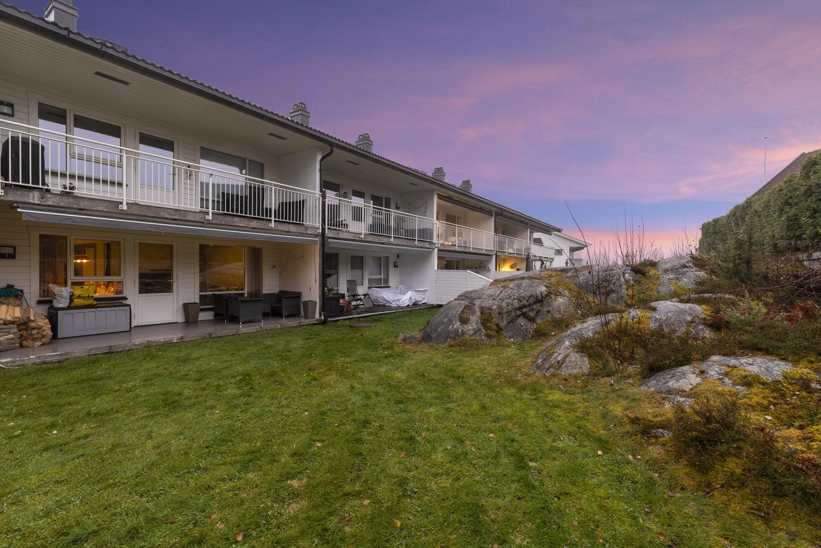 Balkongsiden er vendt mot avslappende og grønne omgivelser. Galleribilde