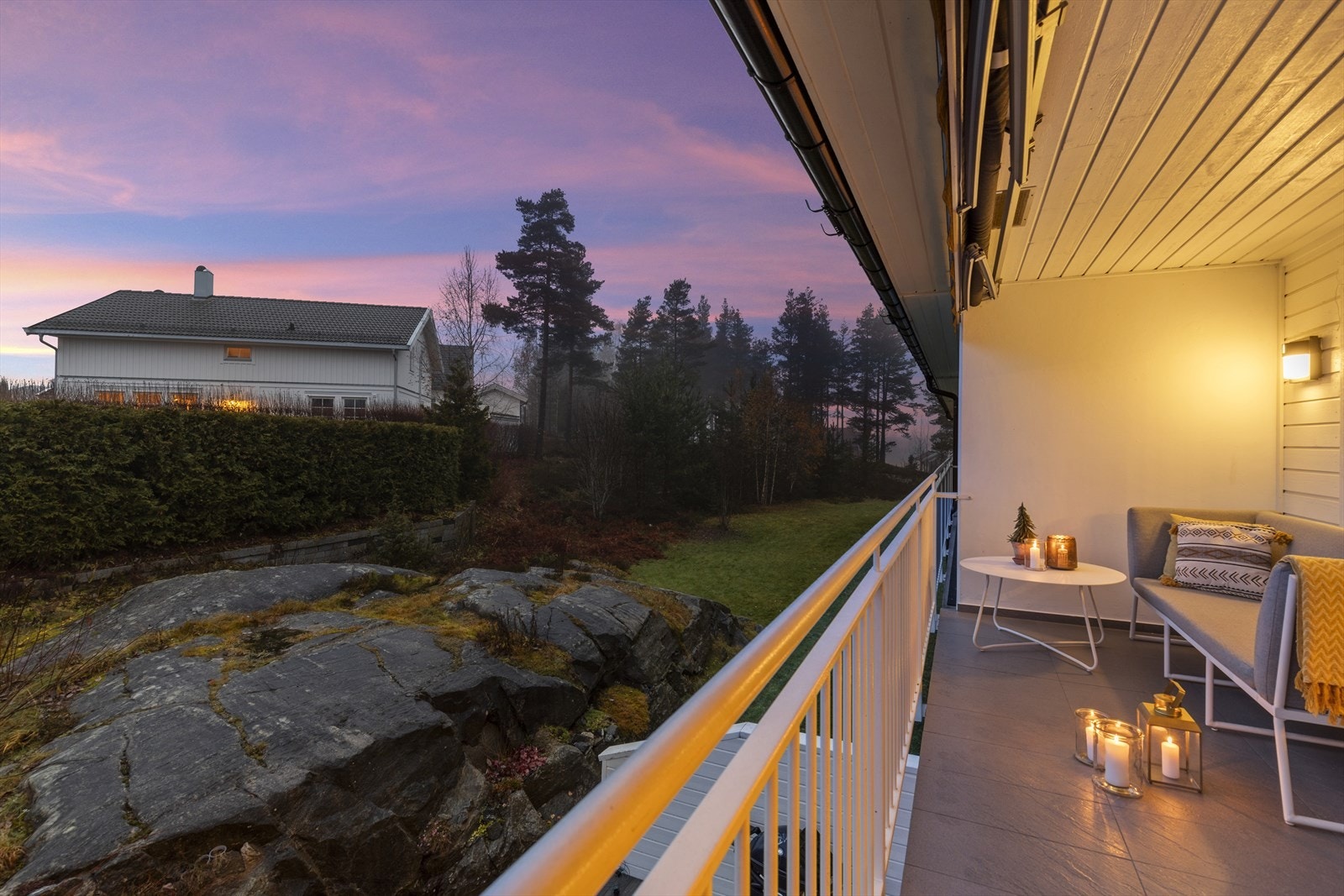 Støpt dekke kledd med fliser og elektrisk markise. Galleribilde