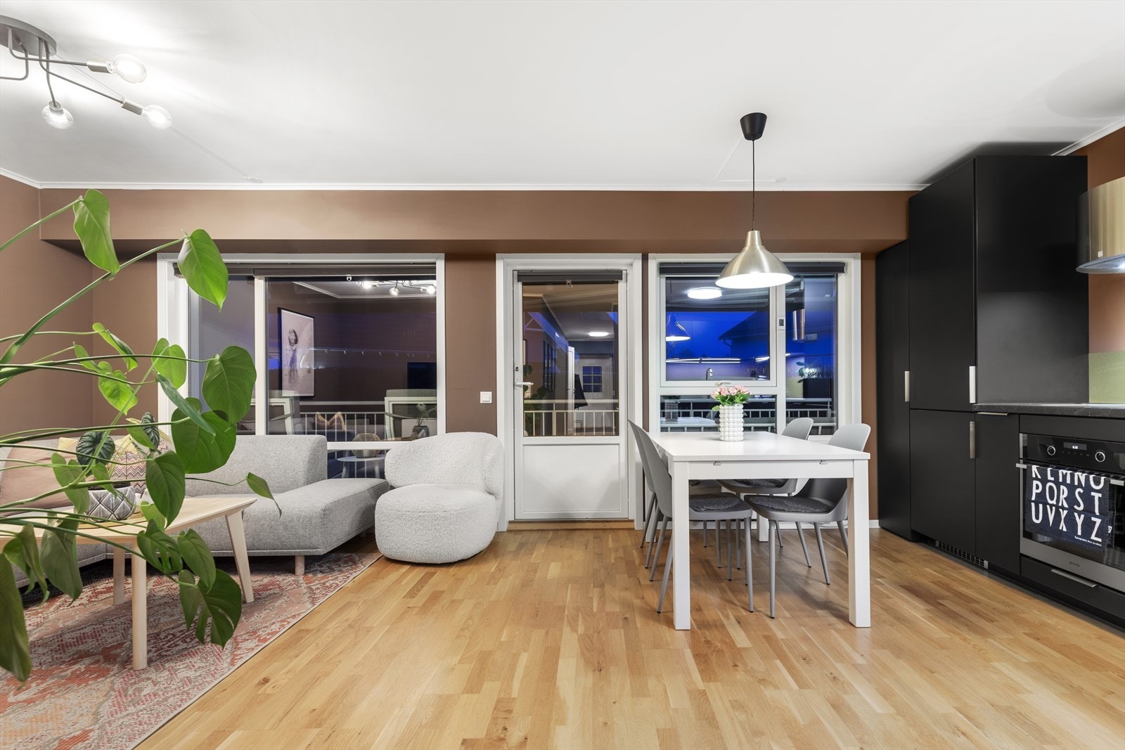 Stuen oppleves som åpen og luftig med store vindusflater som slipper inn godt med dagslys. Galleribilde