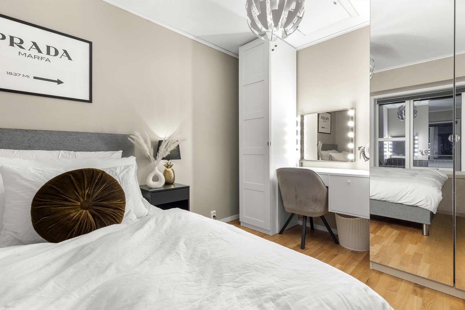 Soverom I byr på romslighet og myke farger, her er det god plass til dobbeltseng. Galleribilde