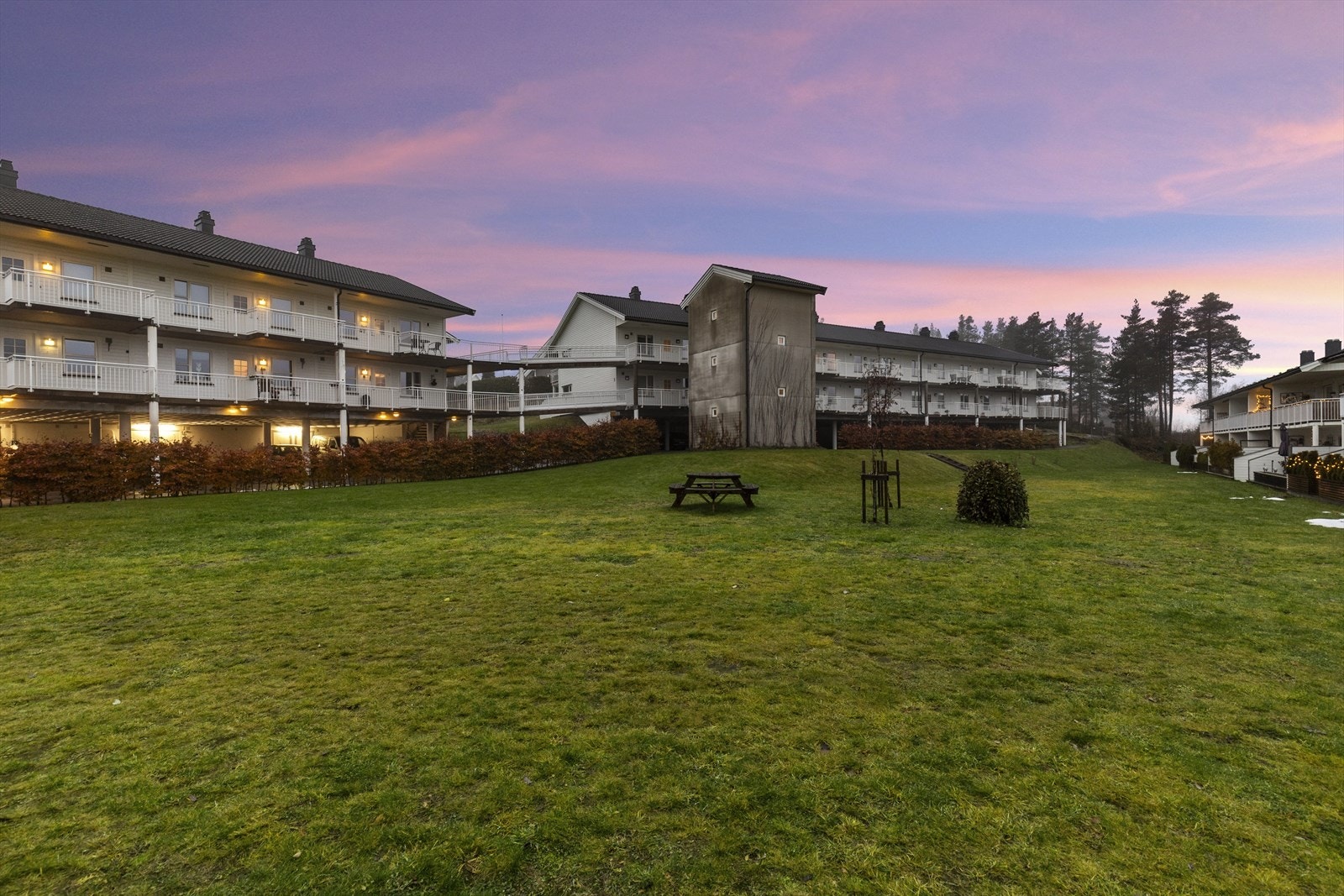 Fellesarealene har fine sittegrupper og er et trygt område for barn å boltre seg. Galleribilde