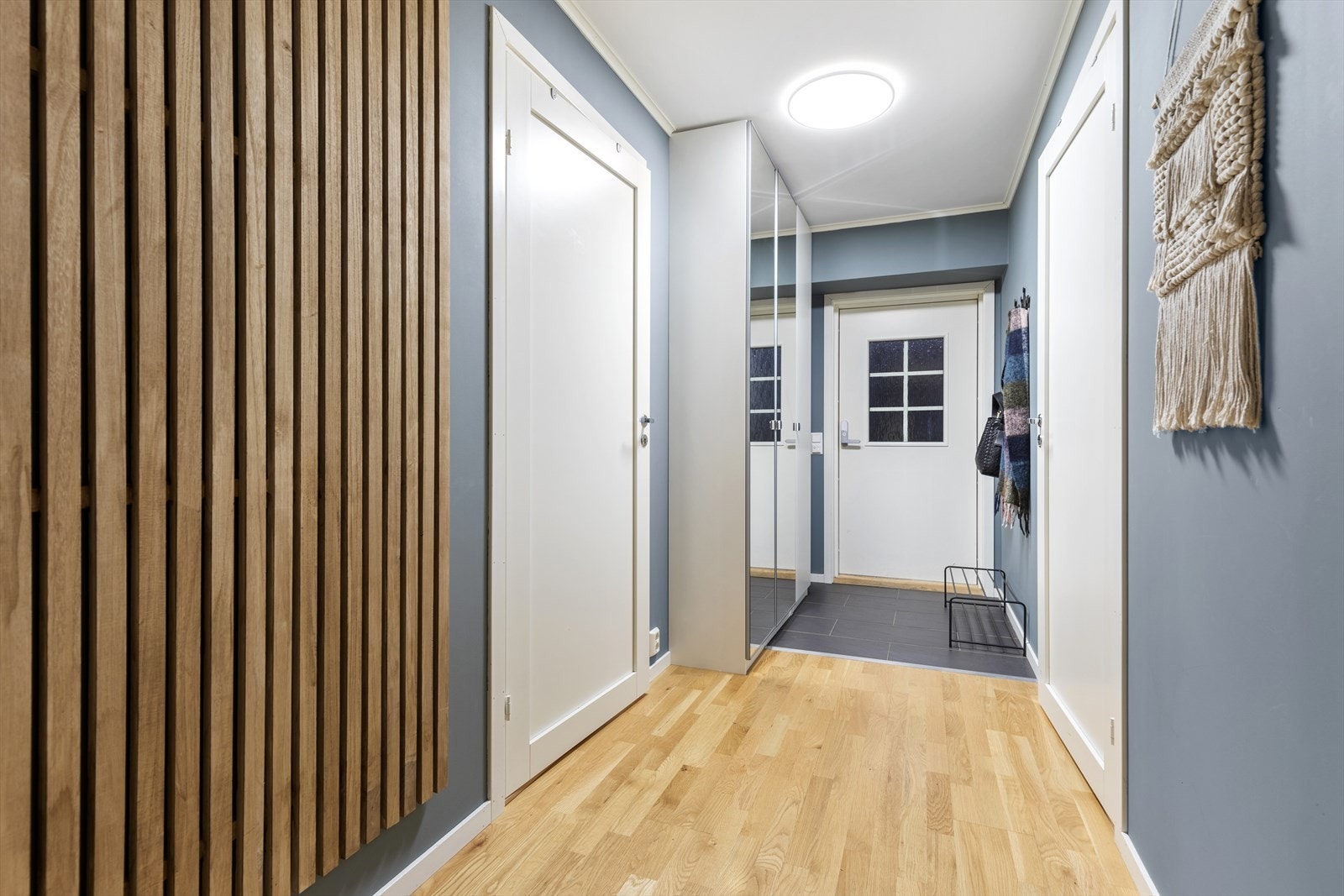 Innenfor døren trer du inn i en lys og innbydende entré med fliser og god plass til kommode og oppheng . Galleribilde