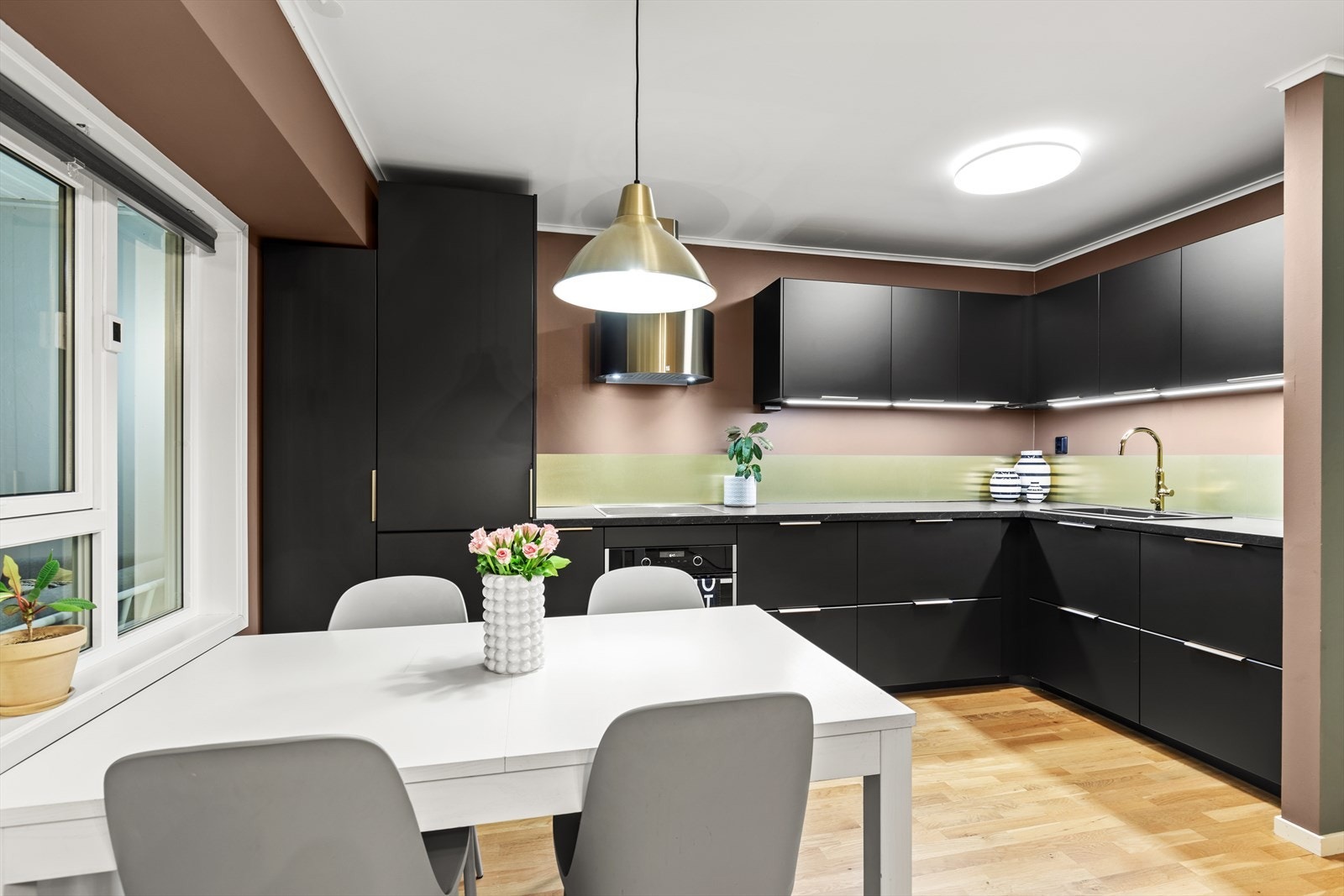 Moderne og pent kjøkken i praktisk utforming og med mulighet for spisebord mot stuen. Galleribilde