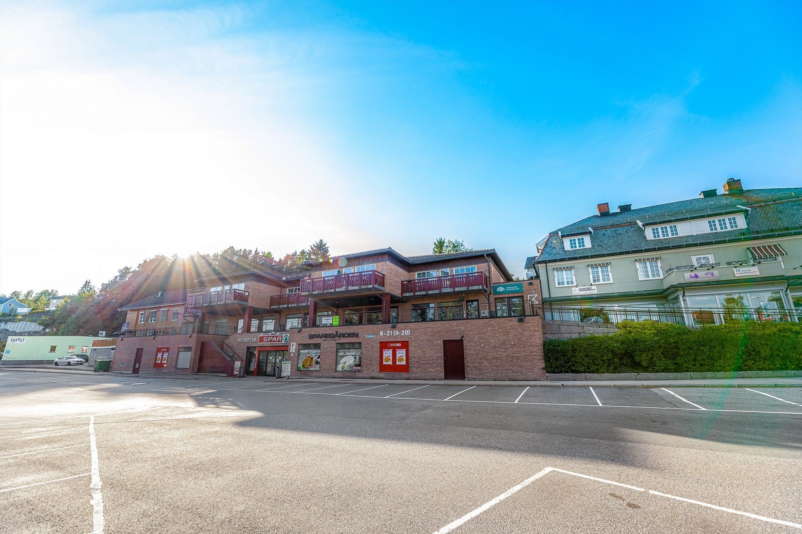 Fetsund sentrum byr på de fleste bymessige fasiliteter: Tre gode dagligvarebutikker, kafé, Vinmonopolet, blomsterbutikk, apotek, legesenter og flere serveringssteder. Galleribilde