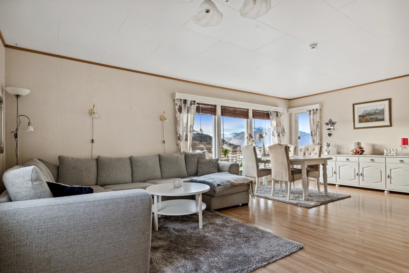 Her har man plass både til sofa- og spisegruppe, hvor man for eksempel kan samle hele familien på middager eller filmkvelder. Galleribilde