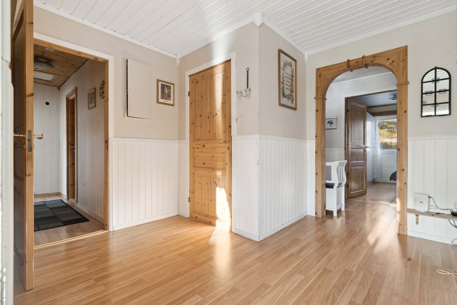 Fra gangen er det dør inn til stue, toalettrom, bad og 4 soverom. Galleribilde