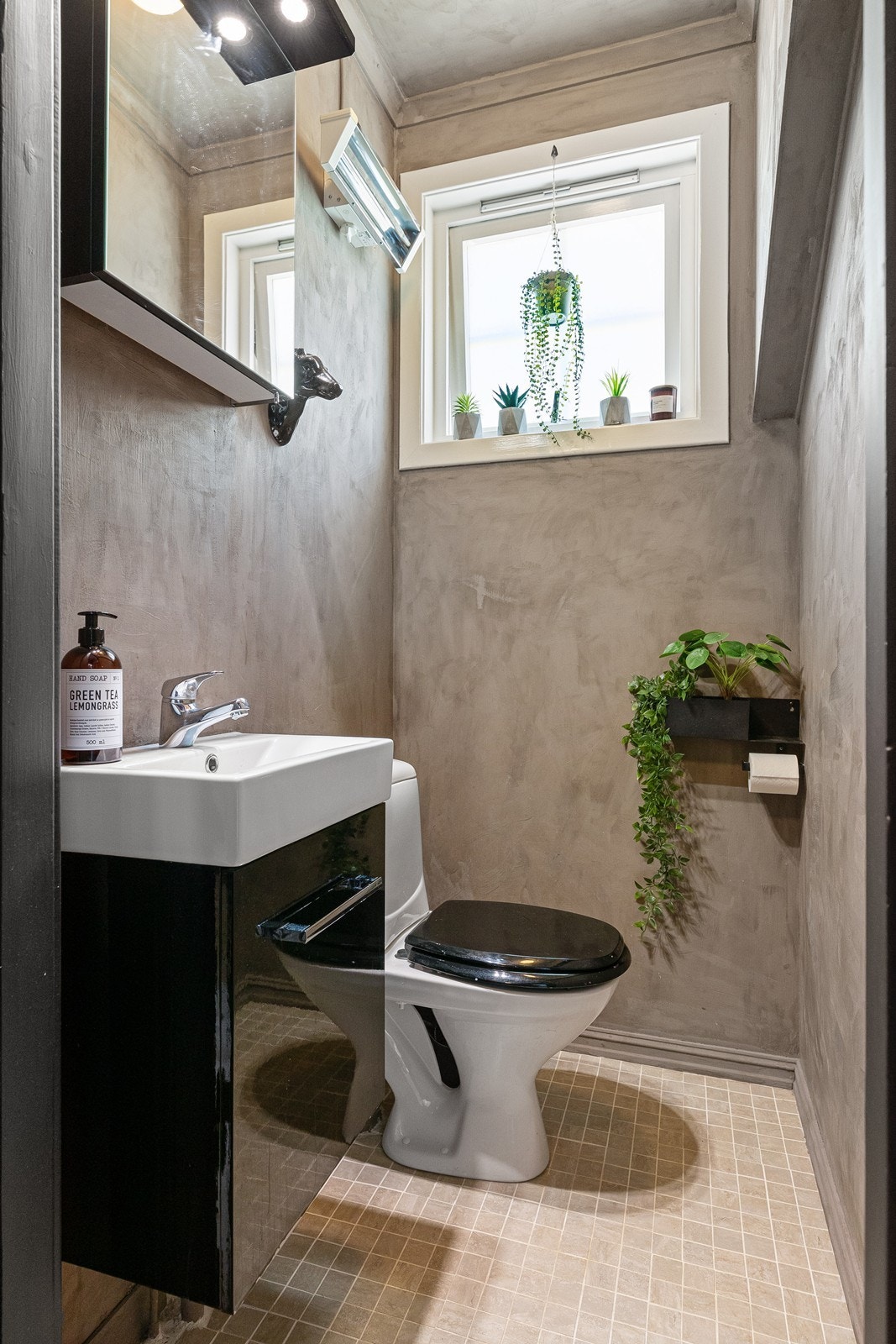 WC befinner seg på eget toalettrom Galleribilde