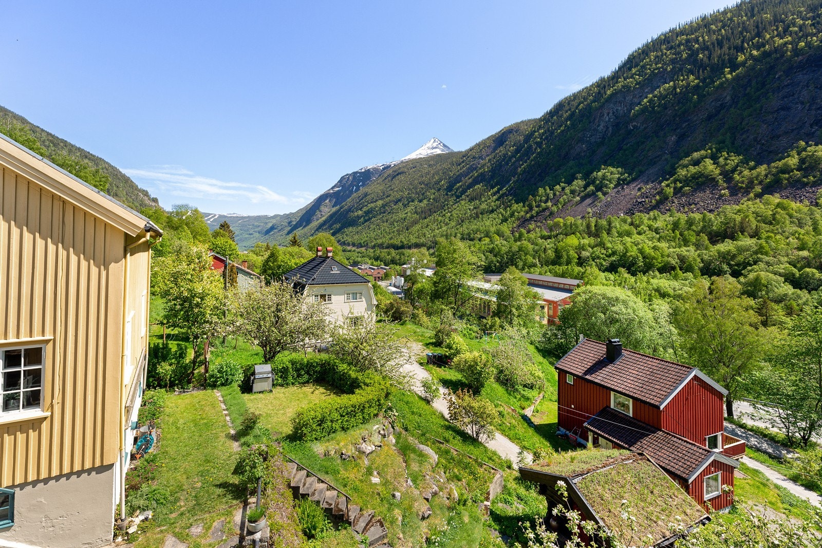 Det er flott utsikt over dalen og mot Gaustatoppen Galleribilde