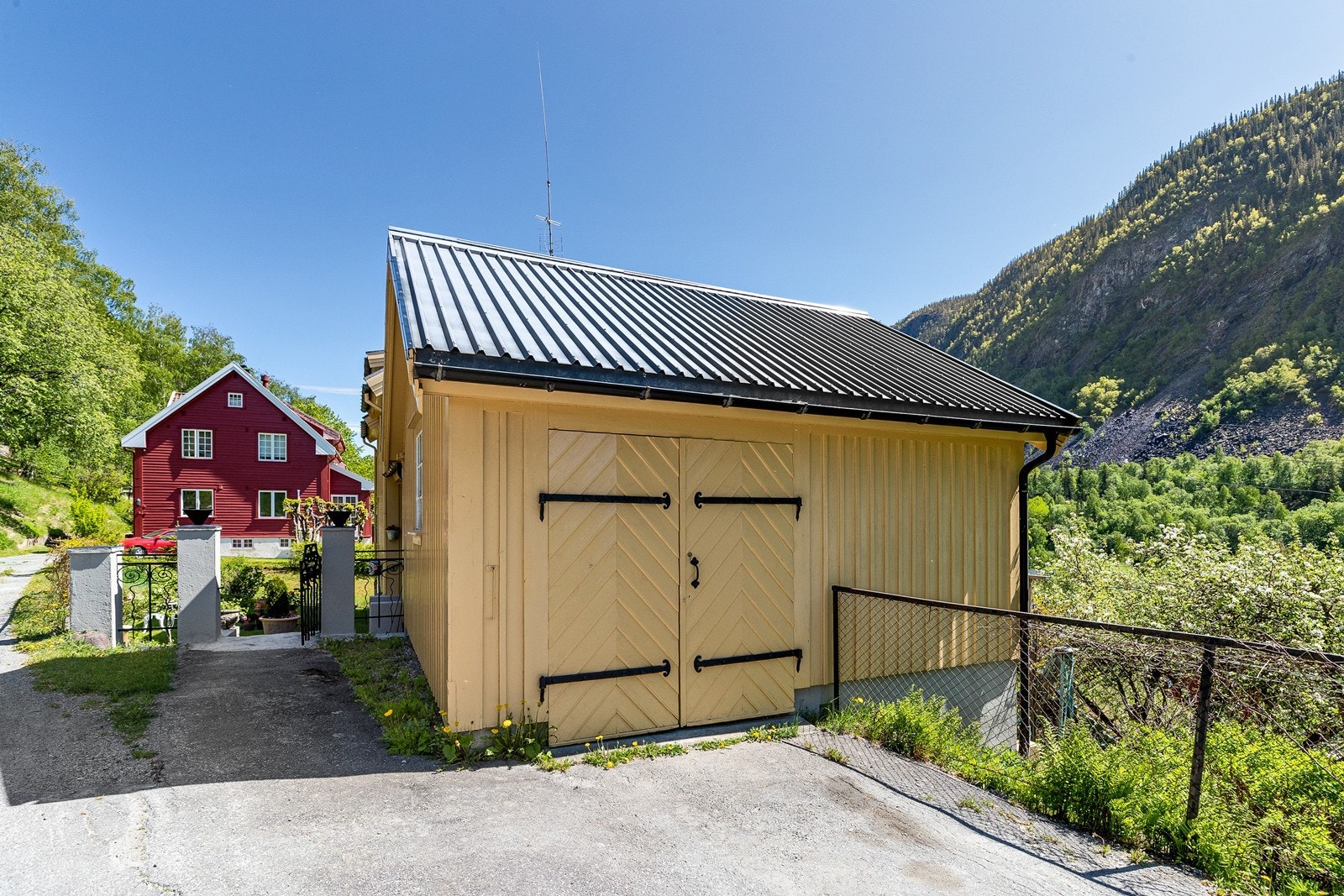 I forbindelse med boligen er det en liten garasje Galleribilde