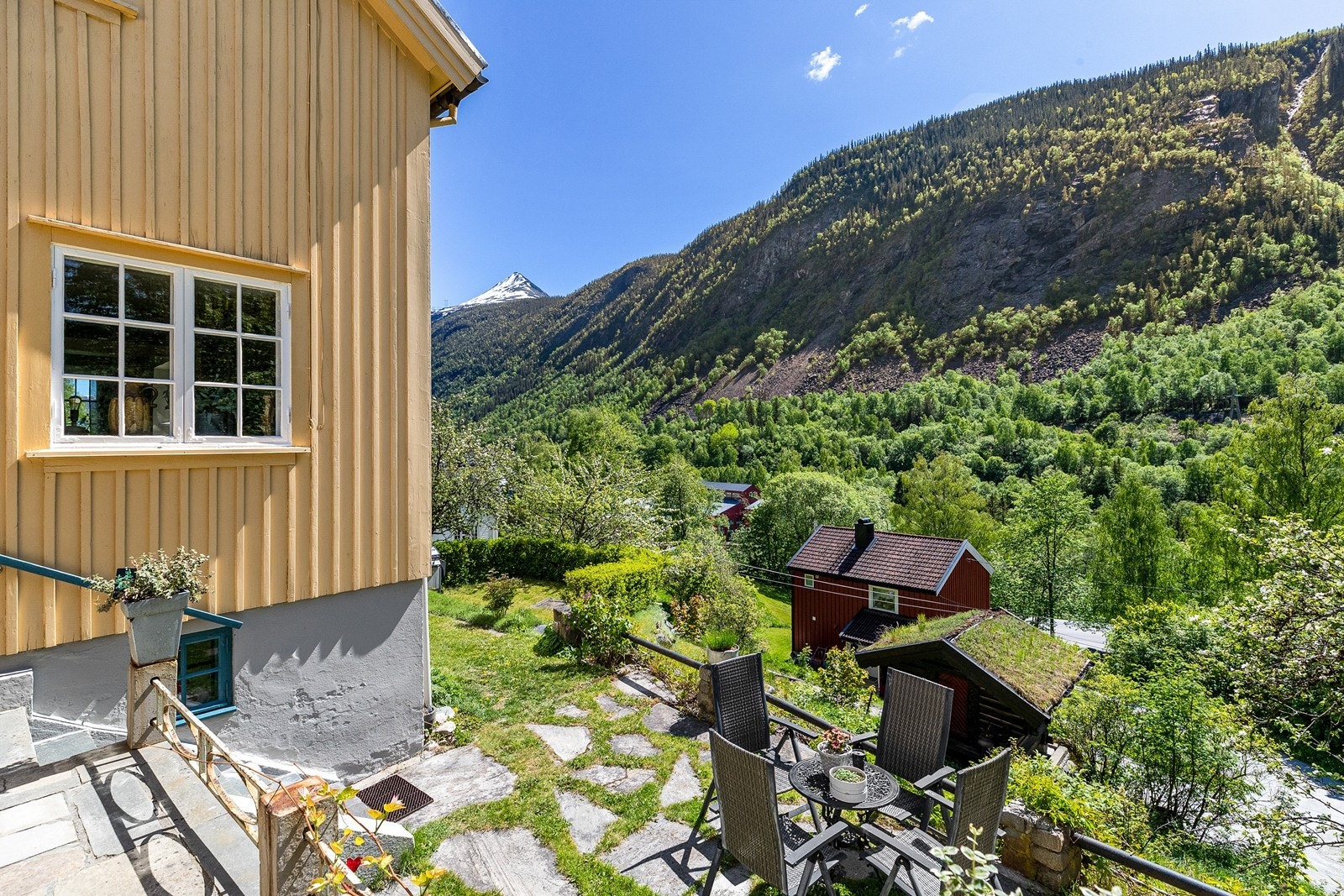 Det er flott hage og uteområder på eiendommen Galleribilde