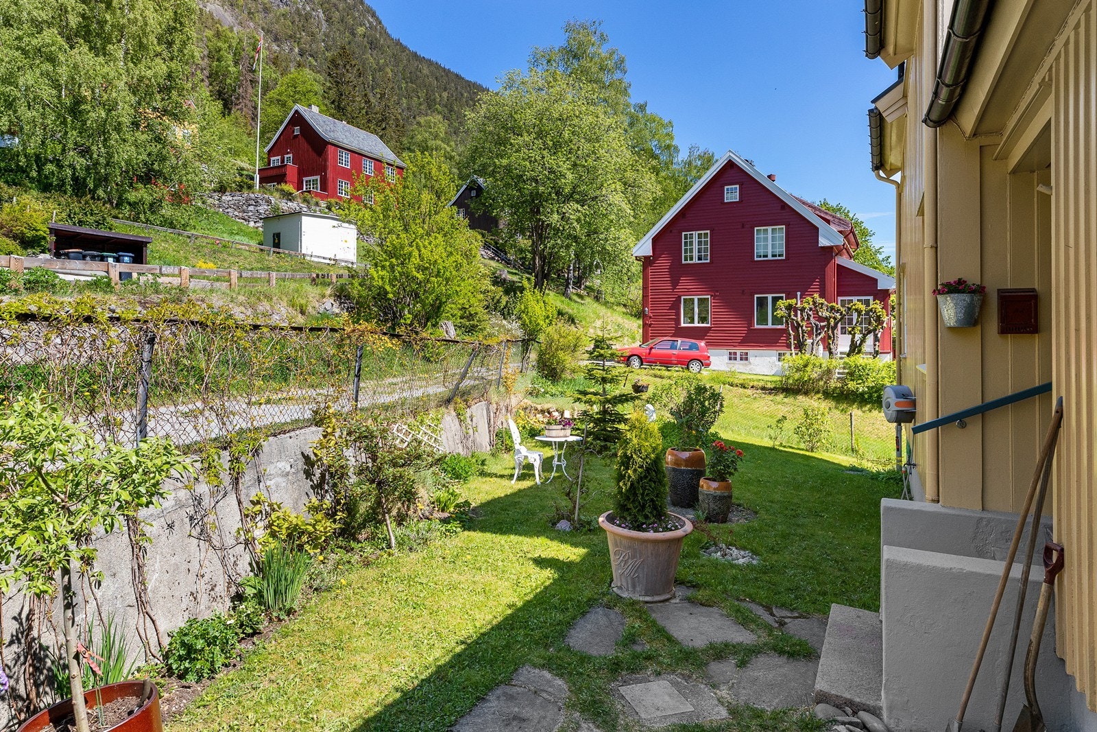 Det er trivelig uteområder rundt boligen Galleribilde