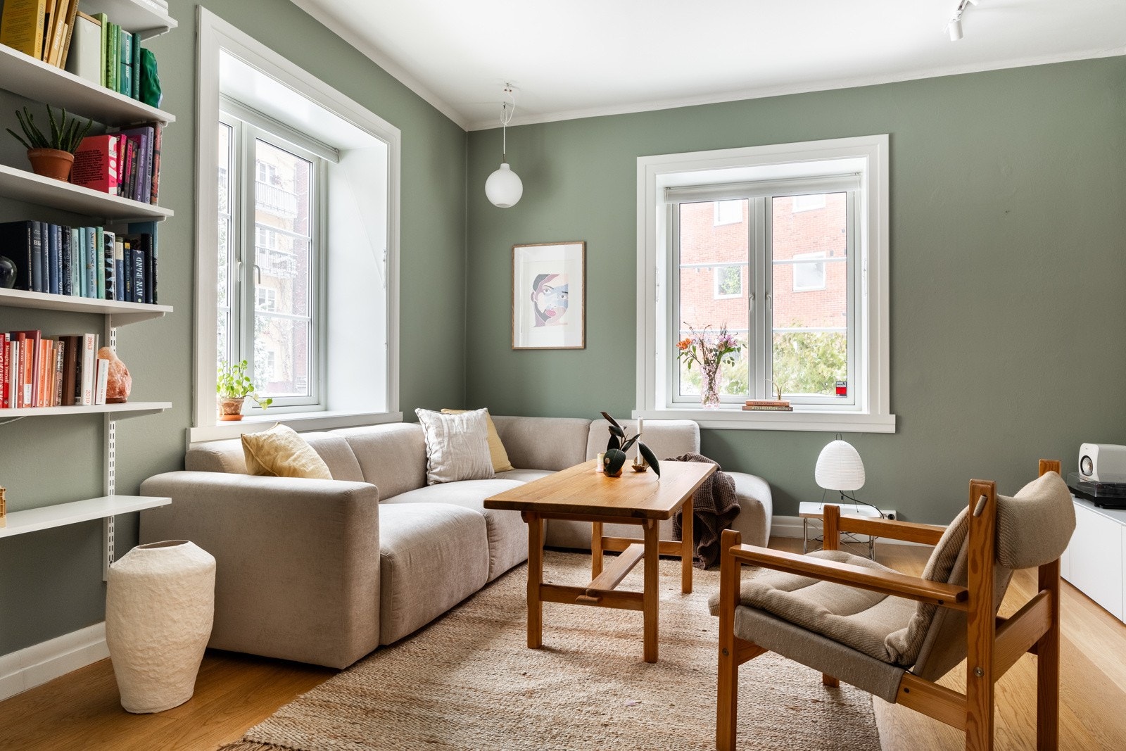 Stuen er lys og romslig som enkelt kan innredes. Galleribilde