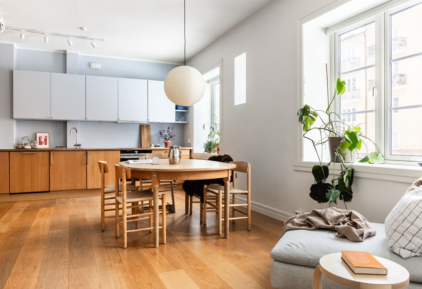 Leiligheten har store, klassiske vindusflater som slipper inn mye naturlig lys. Galleribilde