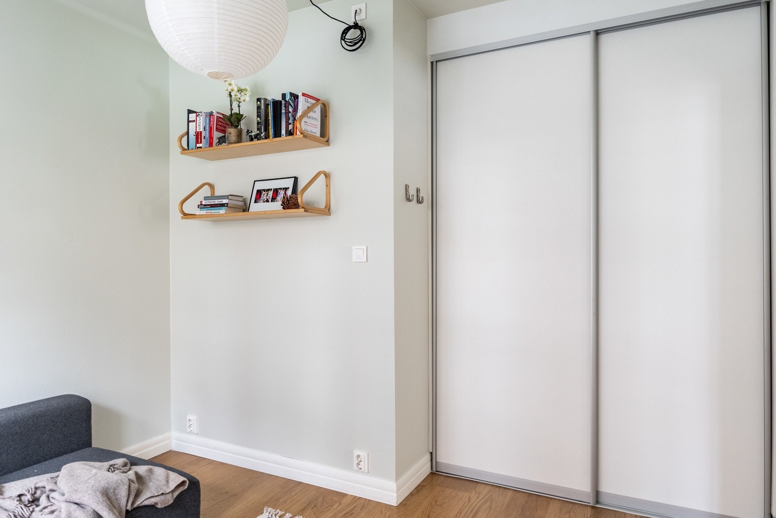Innredet med praktisk garderobe, hvor man har rikelig med oppbevaring. Galleribilde