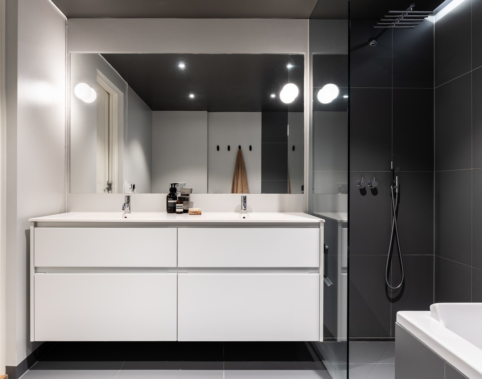 Badet har mekanisk avtrekk med ventil i vegg. Galleribilde
