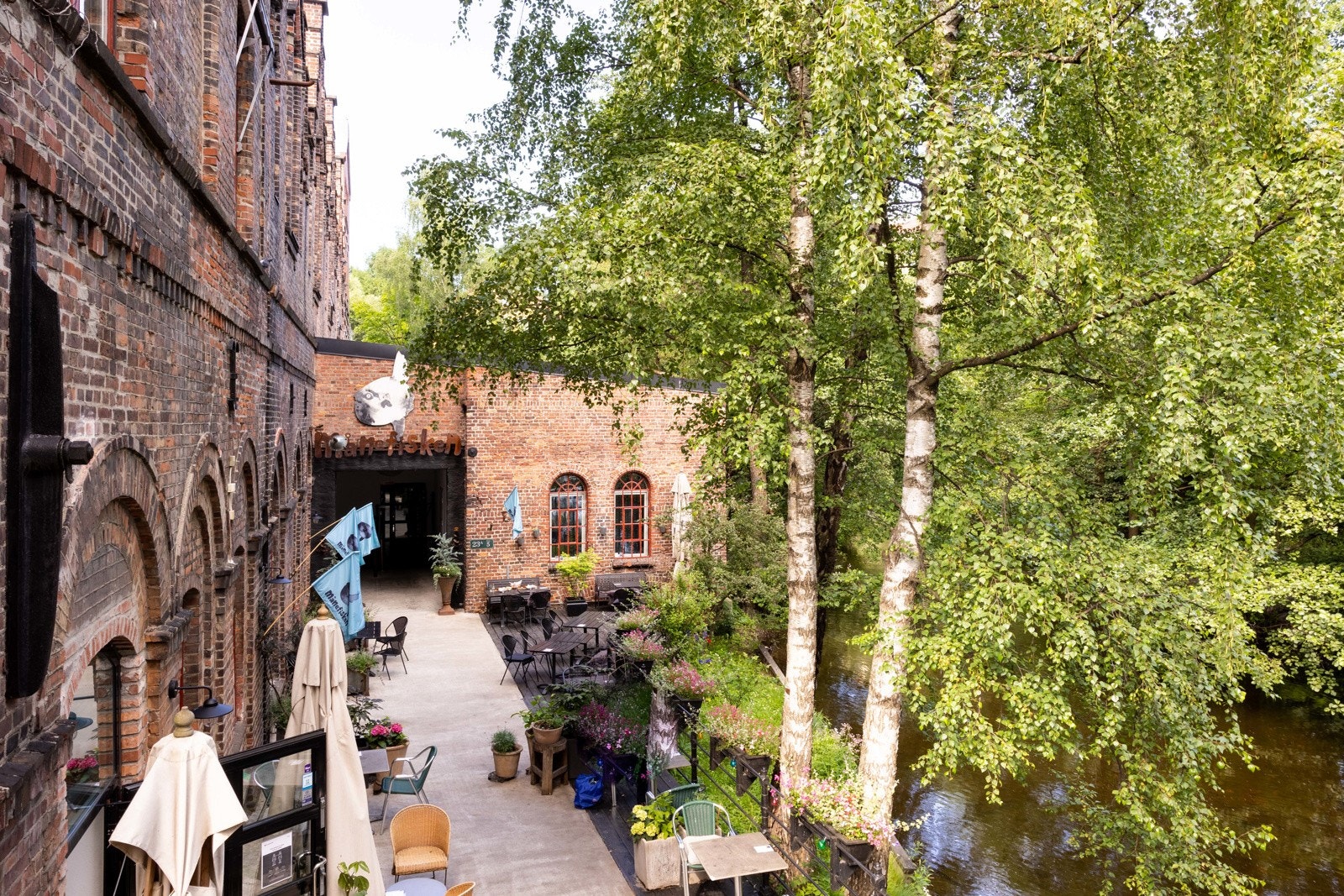 Café Månefisken ligger idyllisk til langs Akerselva. Galleribilde