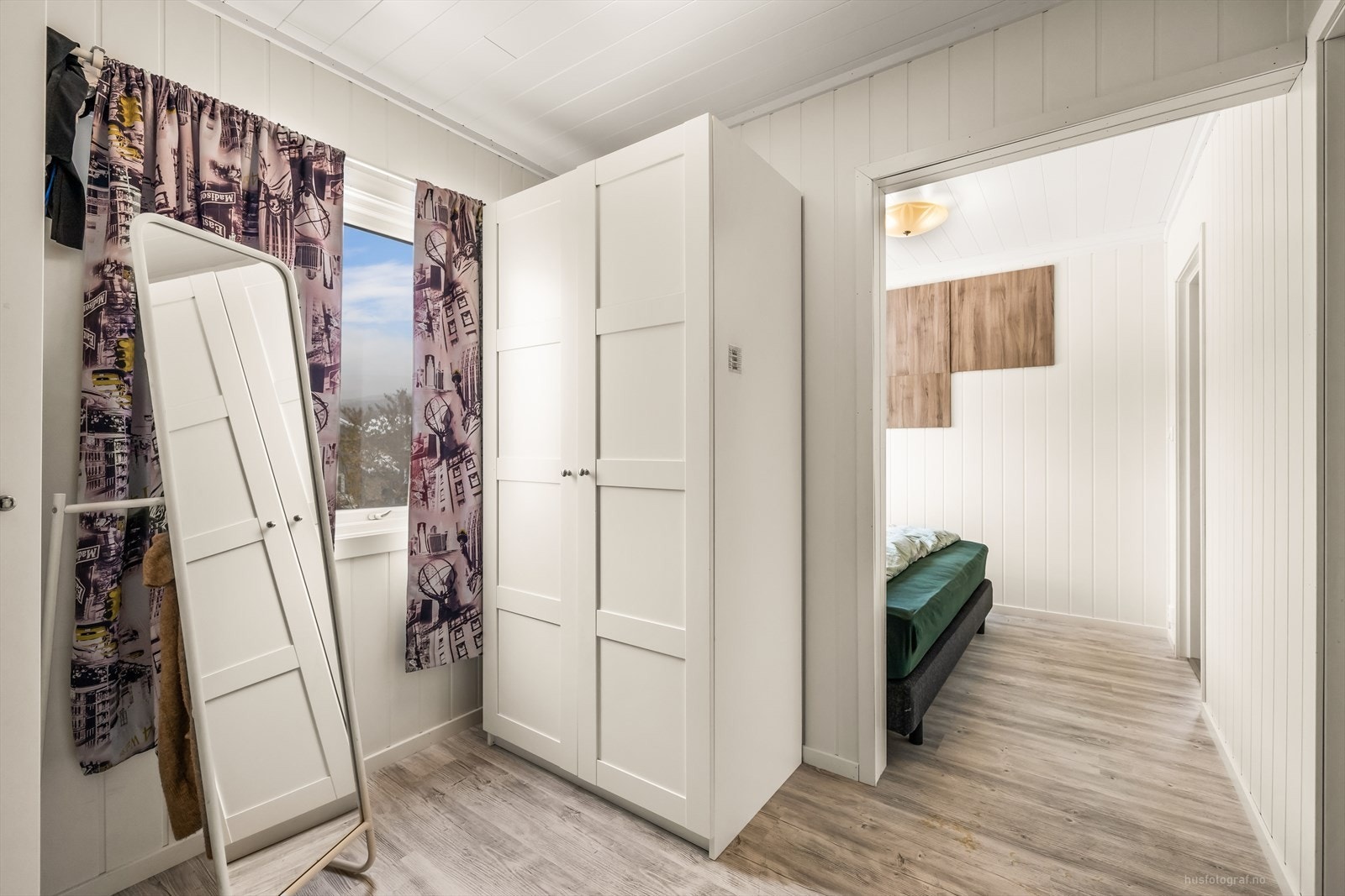 Rom i tilknytning til soverom brukt som garderoberom. Her er det mulighet for å etablere et soverom Galleribilde