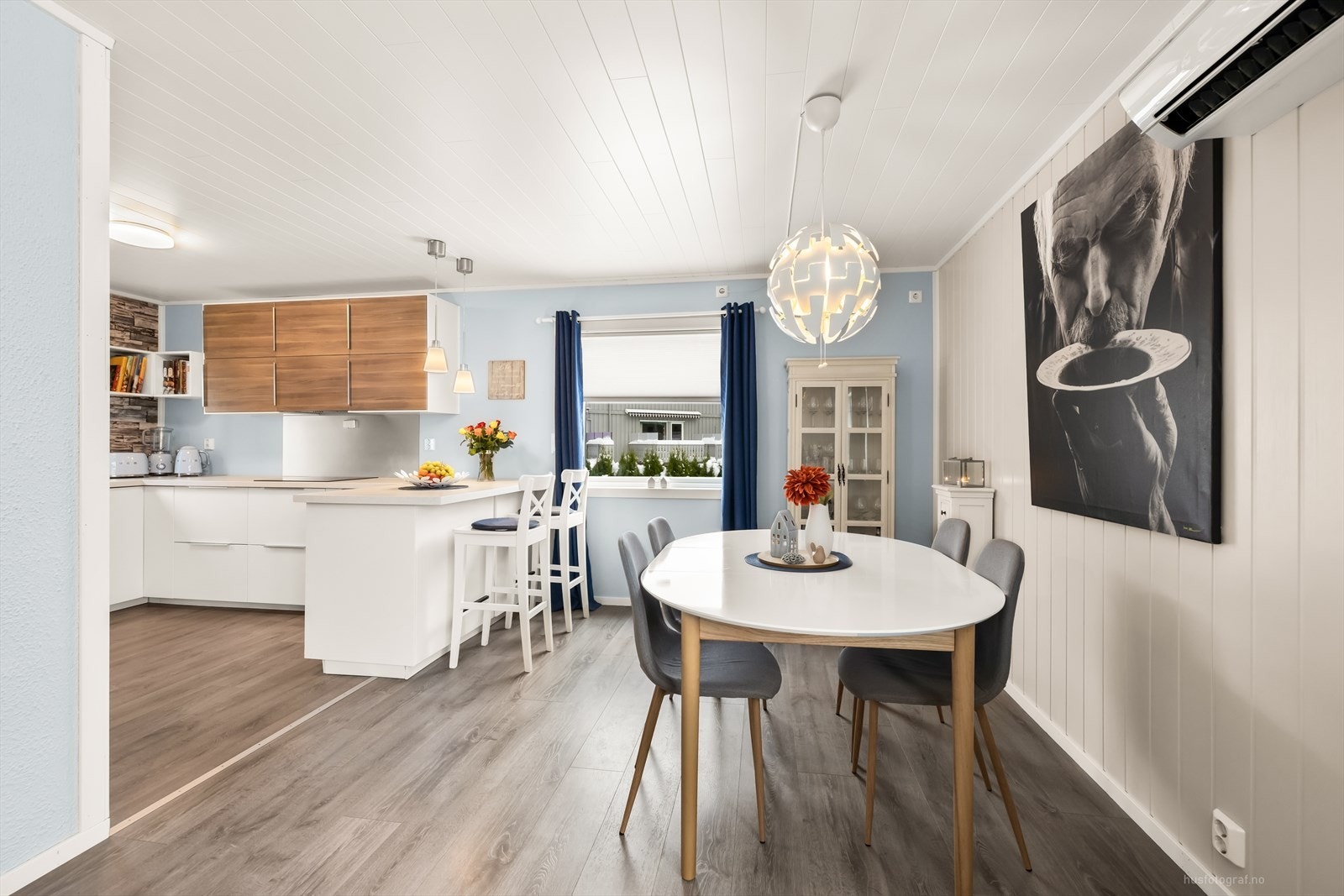 Det er god plass til spisebord i tilknytning til kjøkken og stue Galleribilde