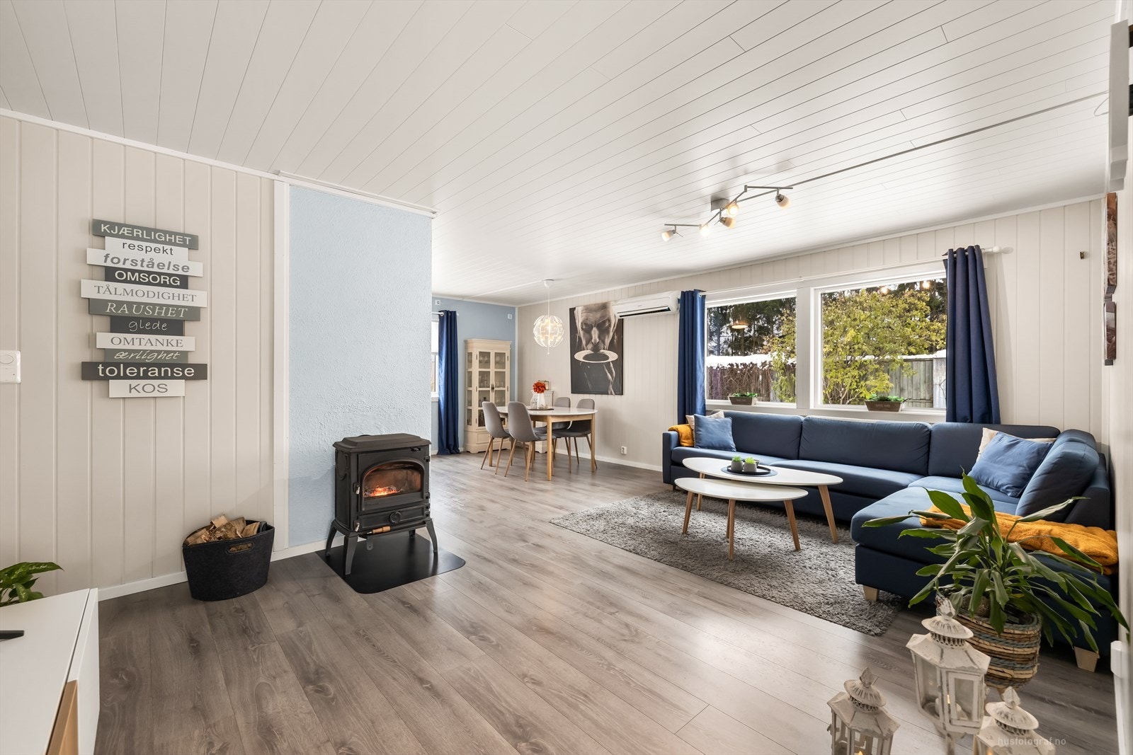 Boligen har en lys og innbydende stue med peis og varmepumpe Galleribilde