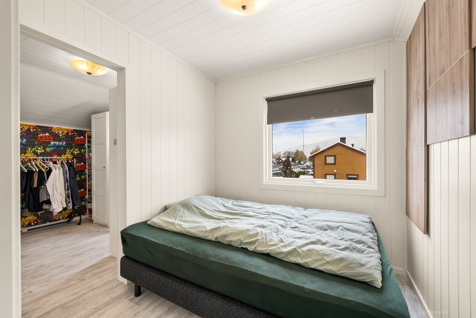 Soverom 1 med god plass til dobbeltseng Galleribilde