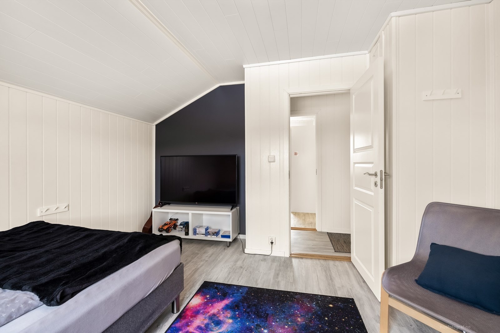 Det er god plass til dobbeltseng, skrivepult, garderobeskap eller det man måtte ønske Galleribilde