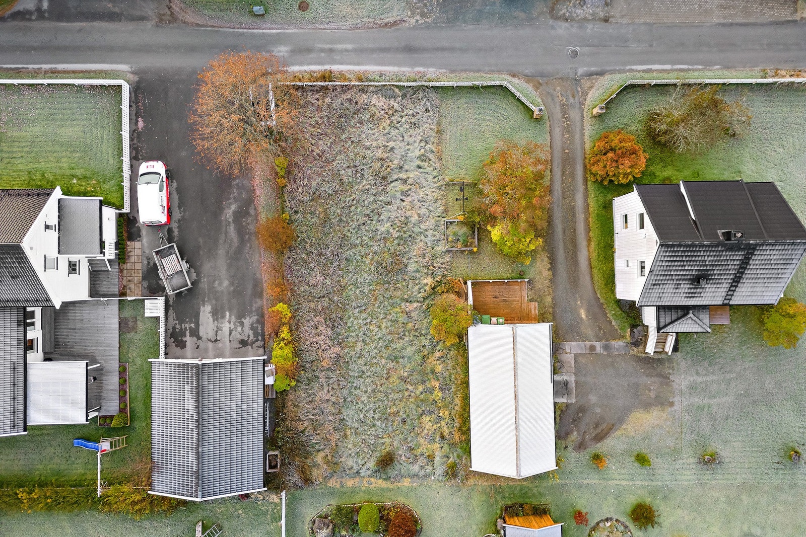 Tomta ligger i et godt etablert boligfelt på sørsiden av Hegra og Stjørdalselva. Galleribilde