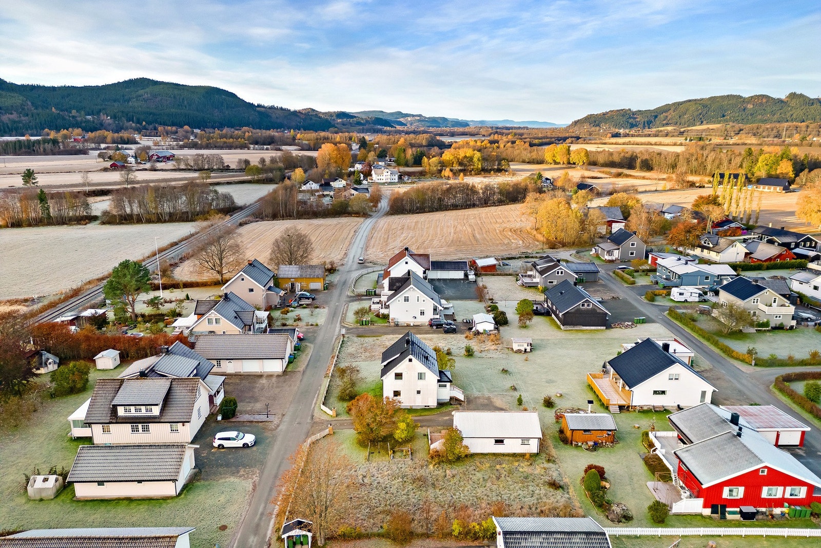 2 km til Hegra sentrum hvor man finner dagligvarebutikk (Spar Hegra), skole, barnehage, aktivitetshall og legesenter. Galleribilde