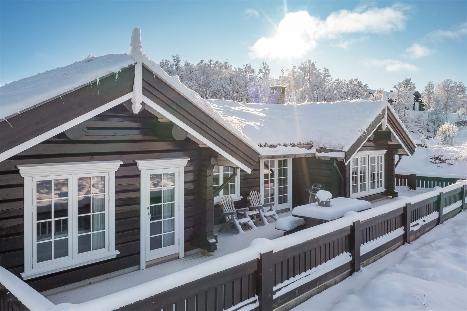 Stor terrasse som går rundt store deler av hytten, her er det bare å følge solen fra morgen til kveld! Bilder tatt rundt kl. 12. Galleribilde