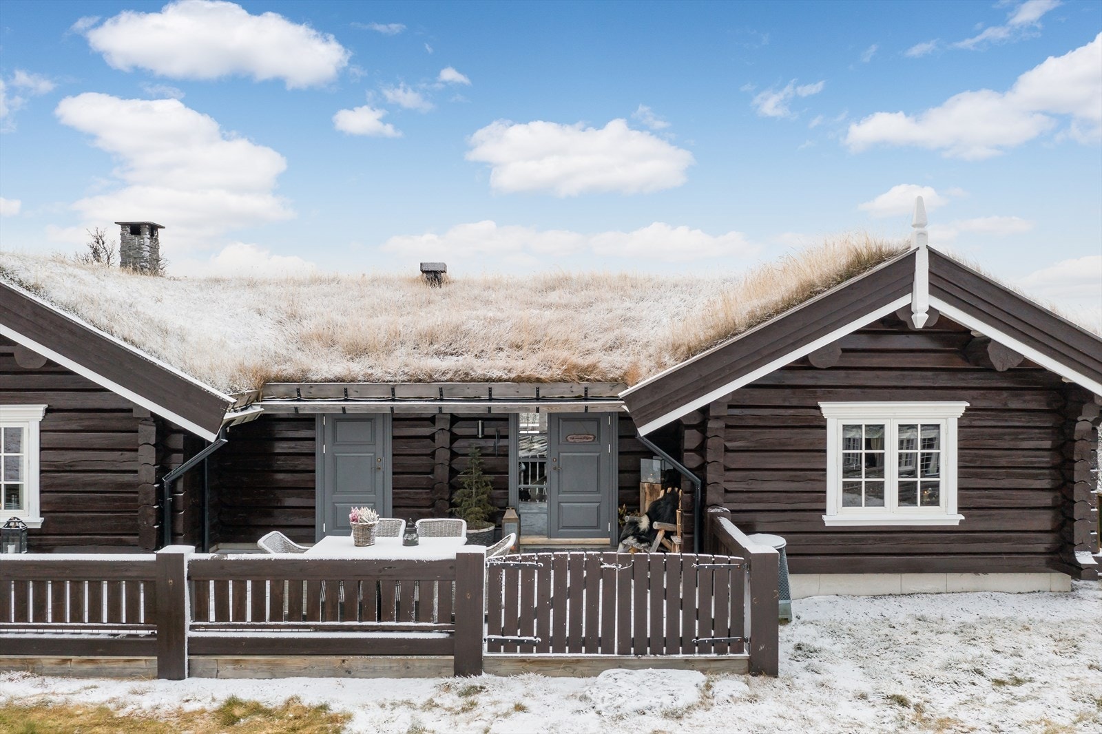 Fra inngangspartiet har man tilgang til utebod med svært god oppbevaringsplass til både ski og julepynten. Galleribilde