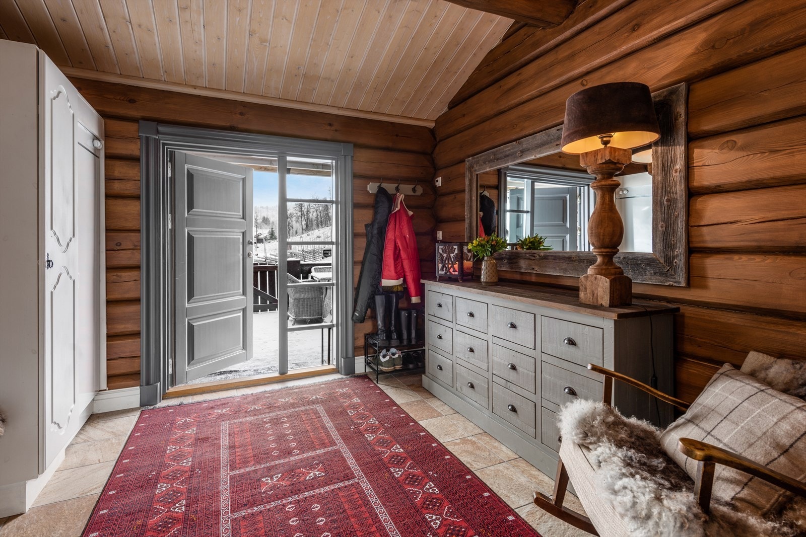 Her ønskes du hjertelig velkommen inn til romslig entré/hall med varmekabler og godt med garderobeløsning. Galleribilde