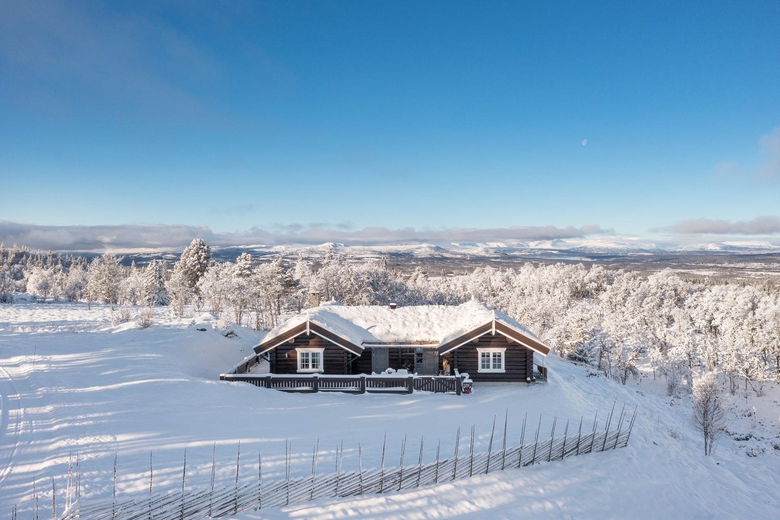 Nydelig utsikt mot mot bl.a. Jotunheimen, Hemsedalsfjellene, Tisleifjorden og Skogshorn. Galleribilde