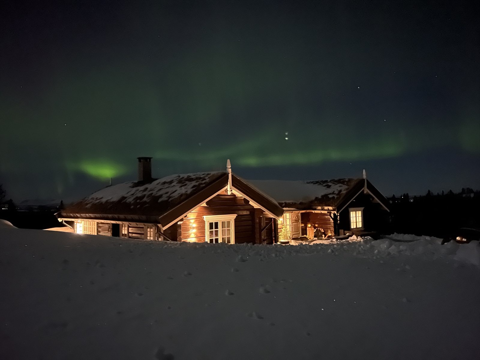 Selgers eget bilde tatt 27. februar 2023! Her kan du oppleve fantastisk nordlys! Galleribilde