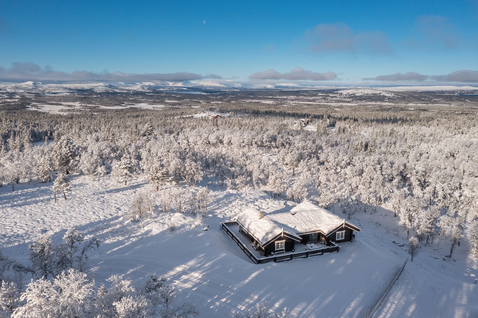 Beliggende i et hyggelig og etablert hyttefelt med spredt bebyggelse. Fine turområder sommer som vinter. Galleribilde