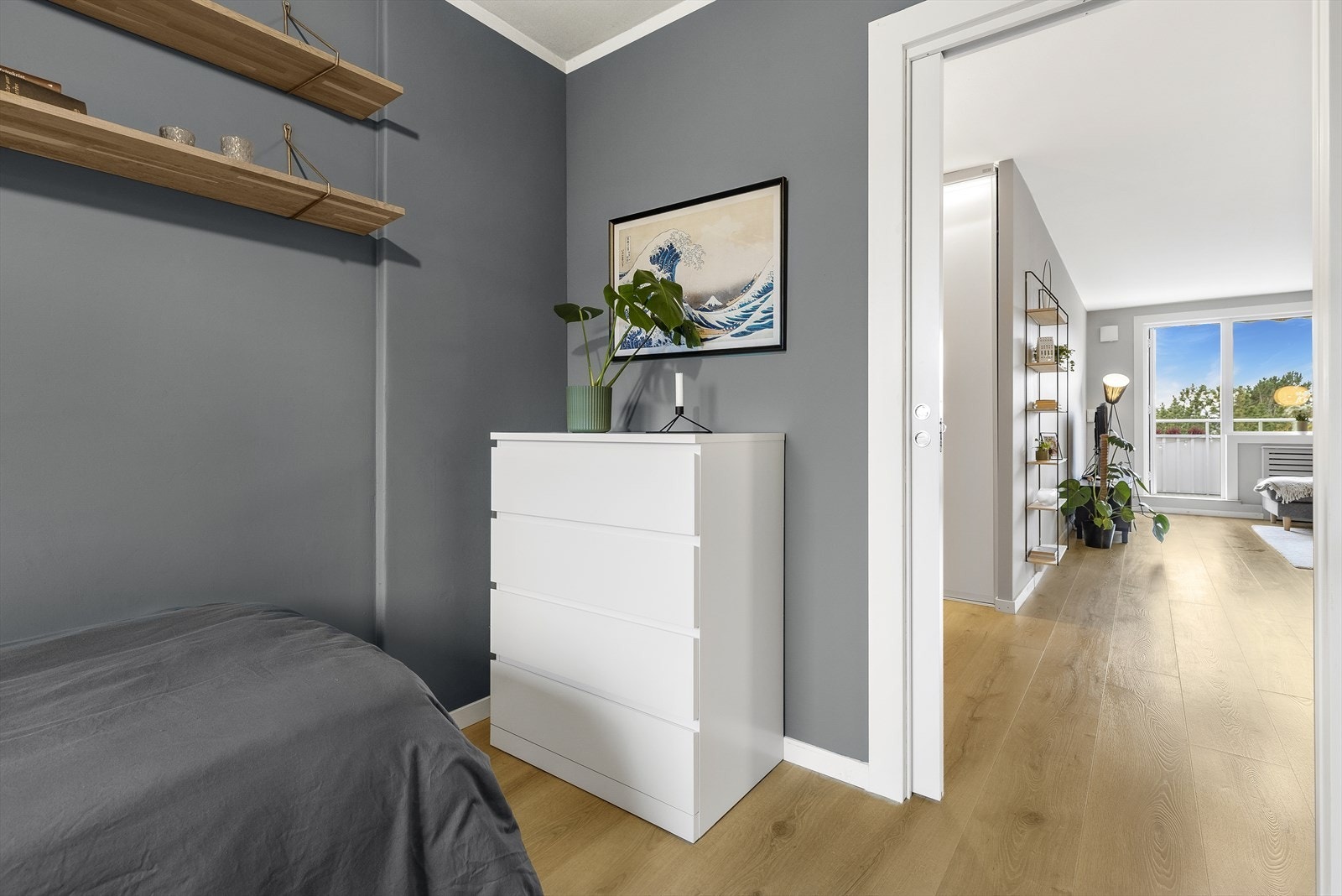 Her er det plass til kommode eller et lite garderobeskap for klesoppbevaring. Galleribilde